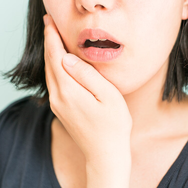 顎関節症に悩む女性